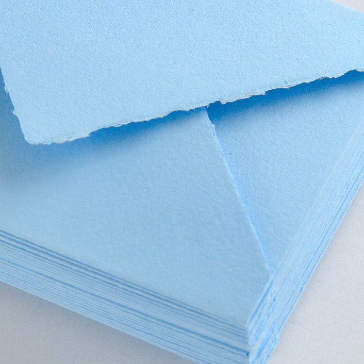 Büttenpapier Umschläge C5, hellblau, echte Büttenränder
